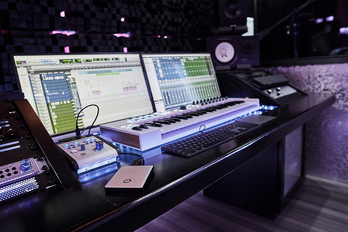 Real Artists Break Trends, Not Follow Them: How to Stand Out in the Music Industry